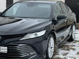 Toyota Camry 2018 года за 10 800 000 тг. в Атырау