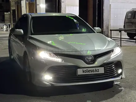 Toyota Camry 2019 года за 13 400 000 тг. в Актау – фото 2