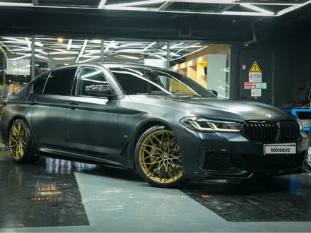 BMW 530 2022 года за 25 700 000 тг. в Алматы – фото 26