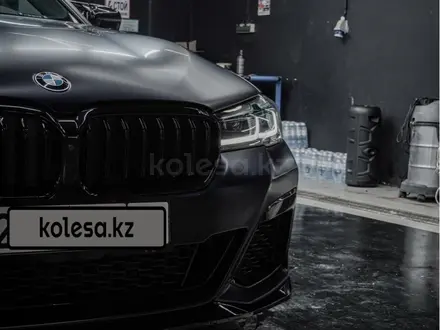 BMW 530 2022 года за 25 700 000 тг. в Алматы – фото 3