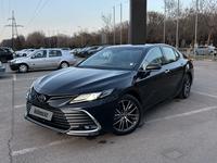 Toyota Camry 2023 года за 17 100 000 тг. в Алматы