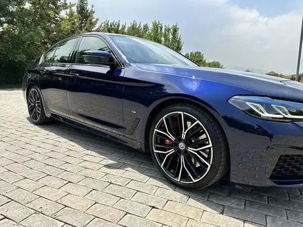 BMW 550 2022 года за 45 000 000 тг. в Алматы – фото 3