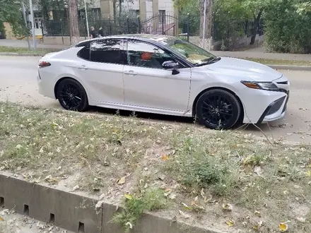 Toyota Camry 2022 года за 16 200 000 тг. в Алматы